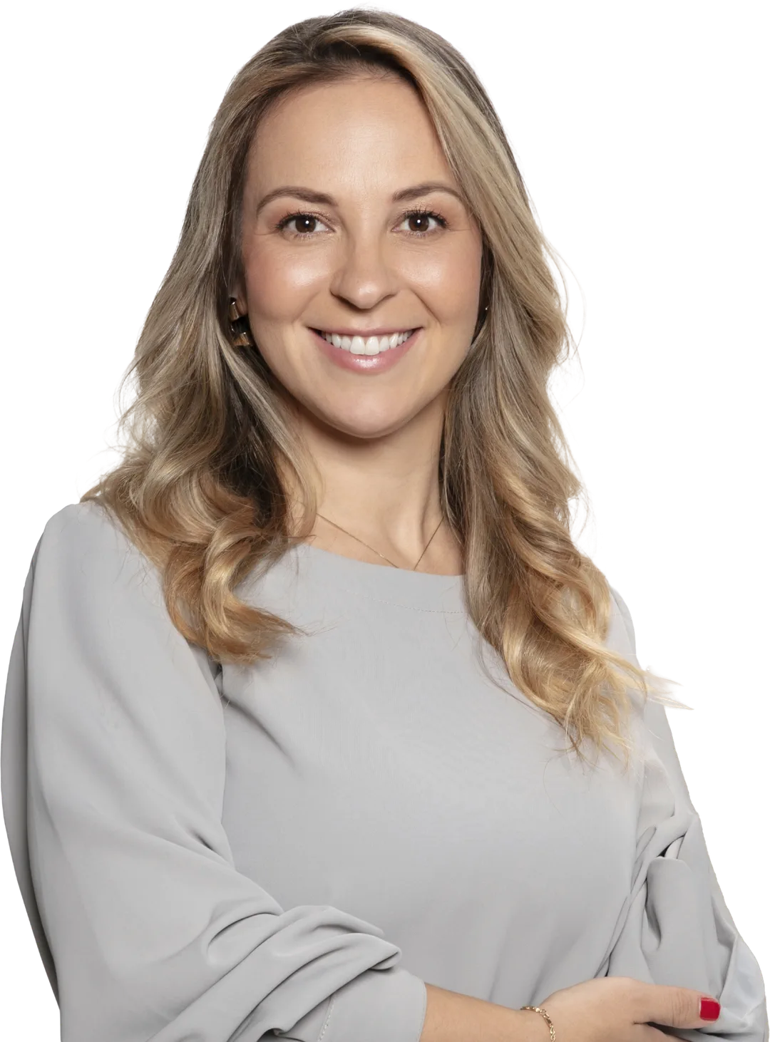 Juliana Spolidoro, de blusa cinza, sorrindo.